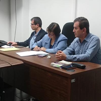 Mujer y dos hombres en una reunión
