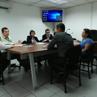 Grupo de personas en una sala de reuniones
