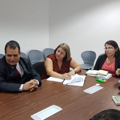 Tres personas prestando atención a compañero que les está hablando