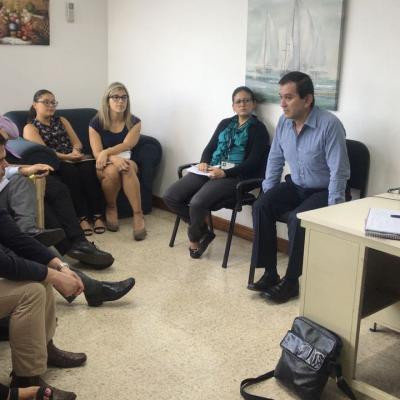 Personas reunidas dentro de una oficina