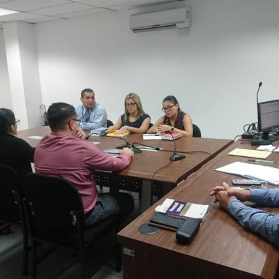 Grupo de personas en una reunión
