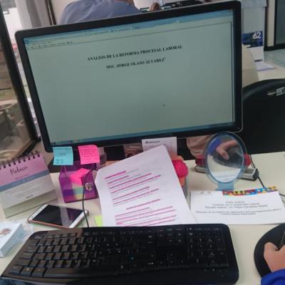Monitor y teclado de computadora sobre escritorio