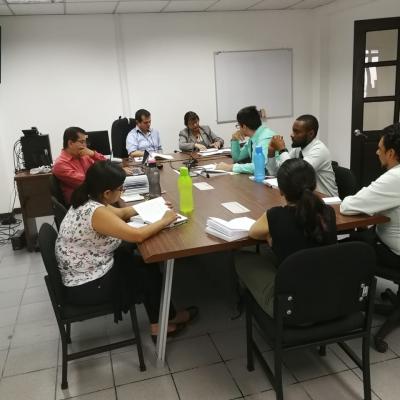 Personas reunidas en una sala de sesiones 