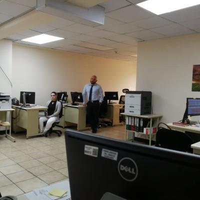 Personas en su oficina 