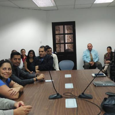 Personas reunidas en una asamblea