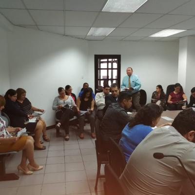 Grupo de personas en una sala de reuniones