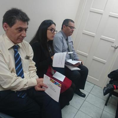 Personas sentados con documentos en sus manos