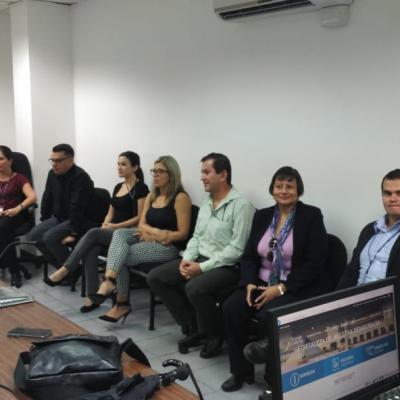 Grupo de personas sentados en una sala de reuniones