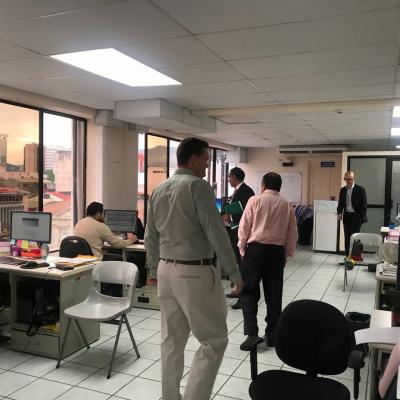 Personas trabajando en la oficina
