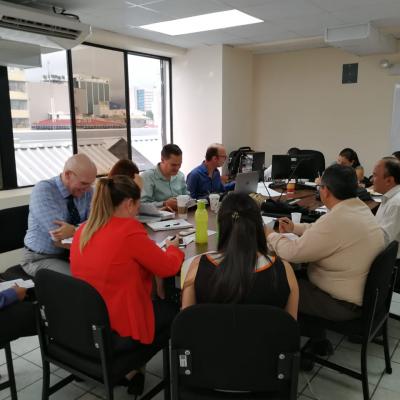 Personas discutiendo en la sala de reuniones
