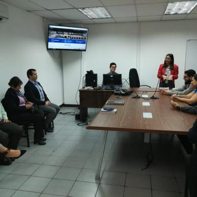 Personas reunidas en la sala de reuniones