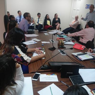 Personas discutiendo en una asamblea