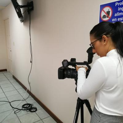Mujer utilizando una cámara profesional