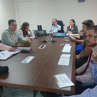 Personas sentadas en una sala de reuniones
