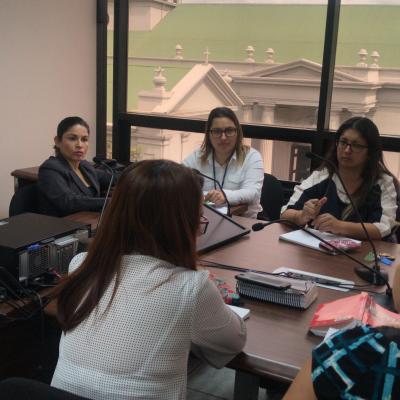 Personas sentadas discutiendo 