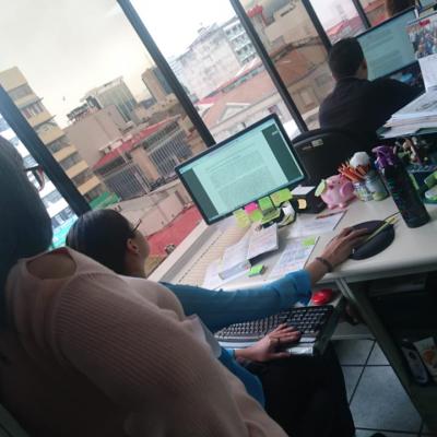 Mujer utilizando una computadora en su oficina