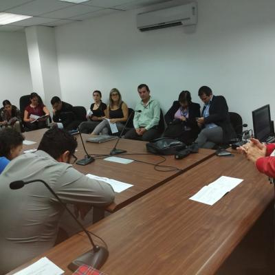 Grupo de personas en una sala de reuniones