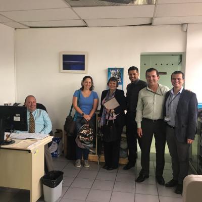 Personas de pie sonriendo en la oficina