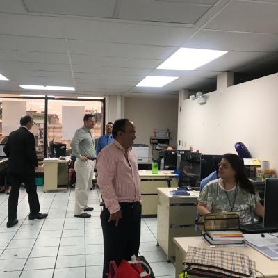 Personas trabajando en la oficina