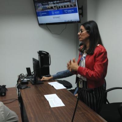Mujer de pie en una sala de reuniones