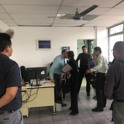 Hombre saludando a sus compañeros de trabajo
