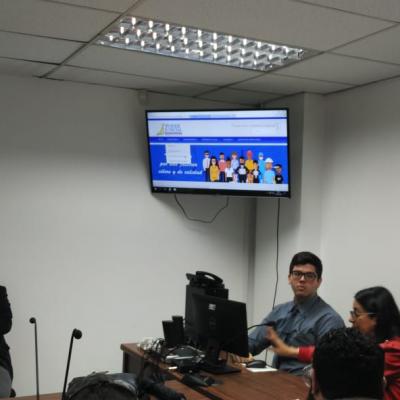 Monitor proyectando un sitio web