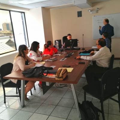 Personas en una asamblea en la sala de reuniones