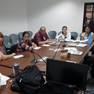 Grupo de personas en una sala de reuniones