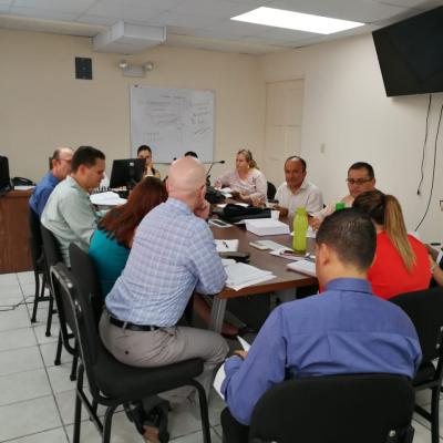 Personas en una sala de reuniones