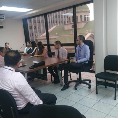 Personas en una reunión de trabajo