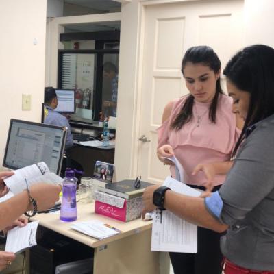 Mujeres de pie en la oficina leyendo unos documentos