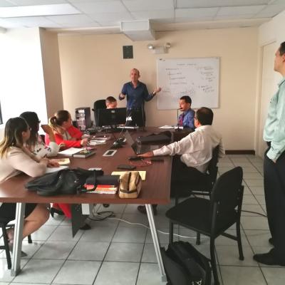 Personas prestando atención al expositor 
