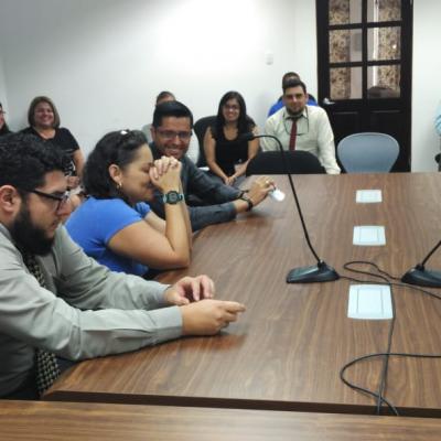 Personas reunidas en una sala de reuniones
