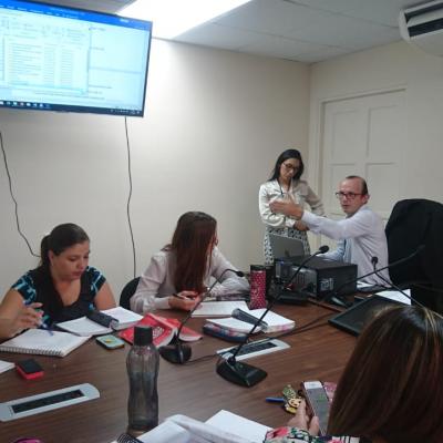Personas discutiendo en una sala de reuniones