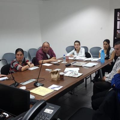 Personas sentadas en una sala de reuniones