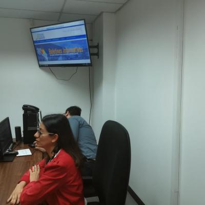 Hombre y mujer sentados en el escritorio 