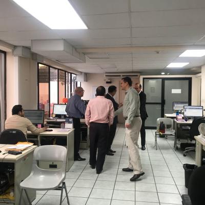 Personas de pie en la oficina 