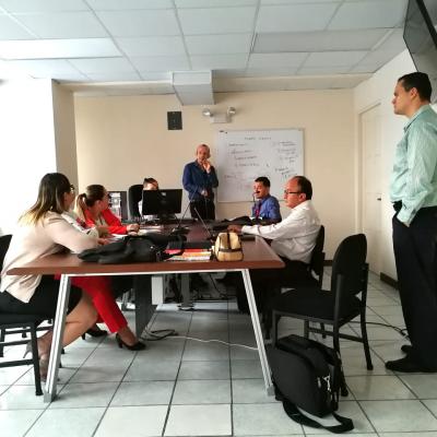 Equipo de trabajo en una reunión 