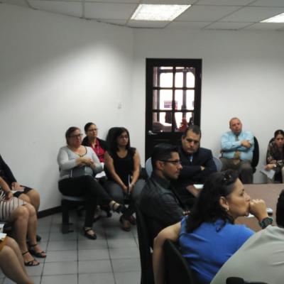 Grupo de personas en una asamblea