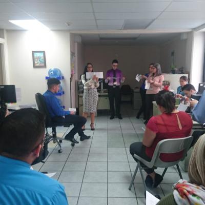 Personas reunidas en una asamblea
