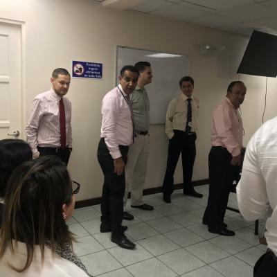 Hombres ejecutivos de pie en una sala de reuniones