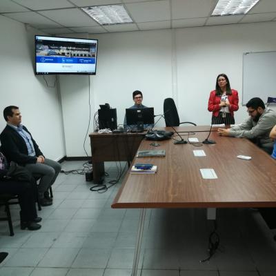 Personas discutiendo en una asamblea