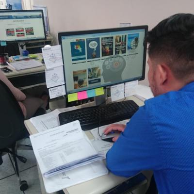 Hombre utilizando una computadora en su escritorio
