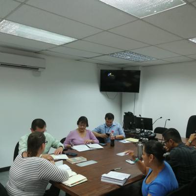 Grupo de personas en una sala de reuniones 