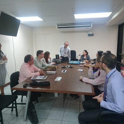 Grupo de personas en una sala de reuniones 