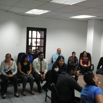 Personas sentadas en una sala