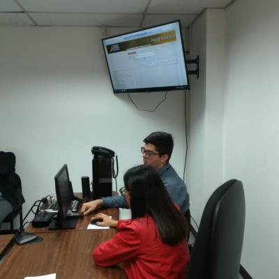 Hombre y mujer utilizando una computadora