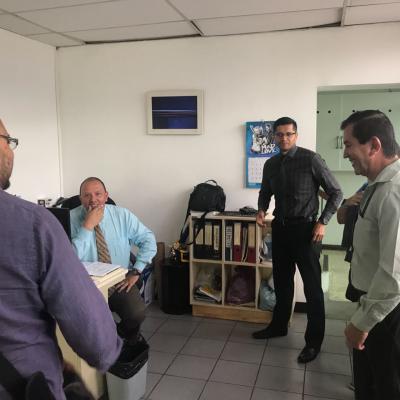 Hombres reunidos discutiendo 
