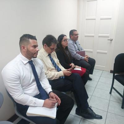 Ejecutivos sentados en la oficina