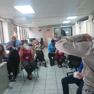Equipo de trabajo en una asamblea